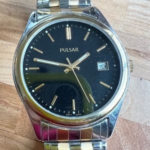 Pulsar mens black dial two tone dress watch NEW BATTERY